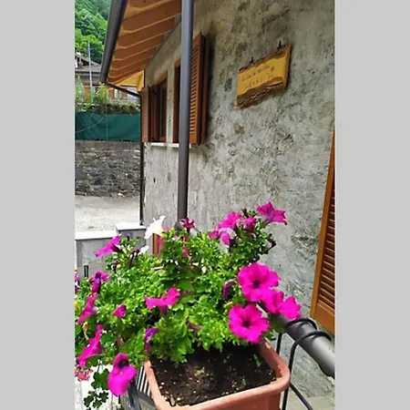La Casa Dei Miei Nonni Tra Montagne E Lago Hébergement de vacances
